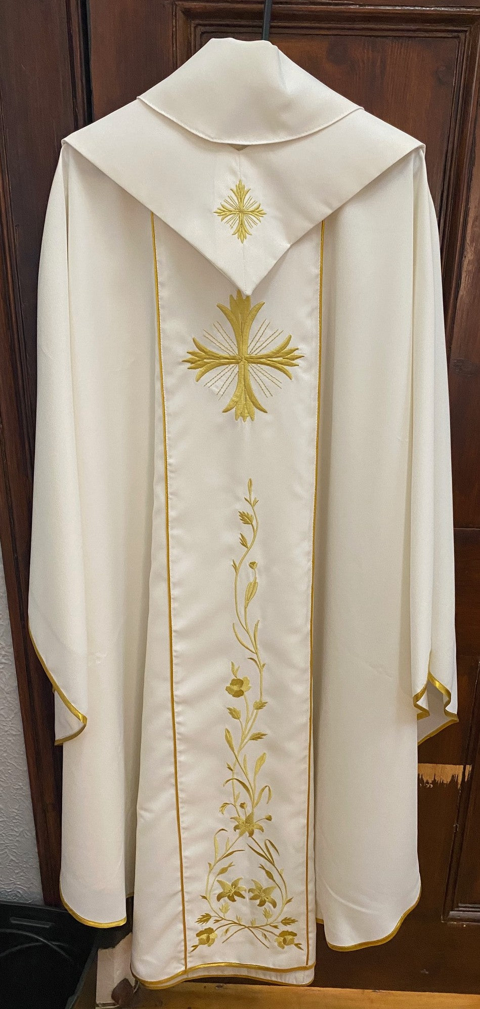 Chasuble & Stole Off-white lily in gold thread
