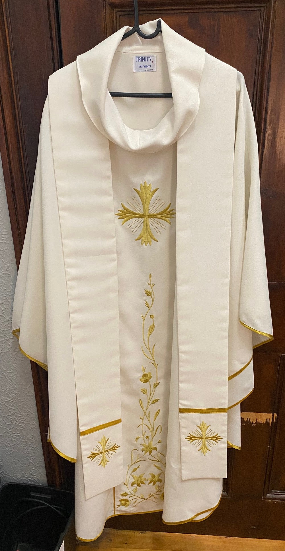 Chasuble & Stole Off-white lily in gold thread