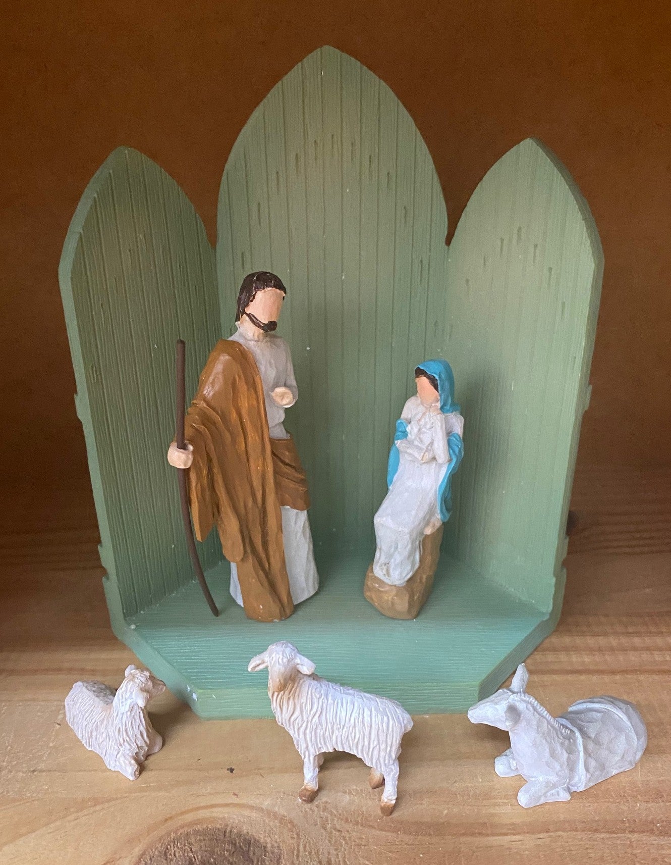Nativity set 5 piece with green backdrop